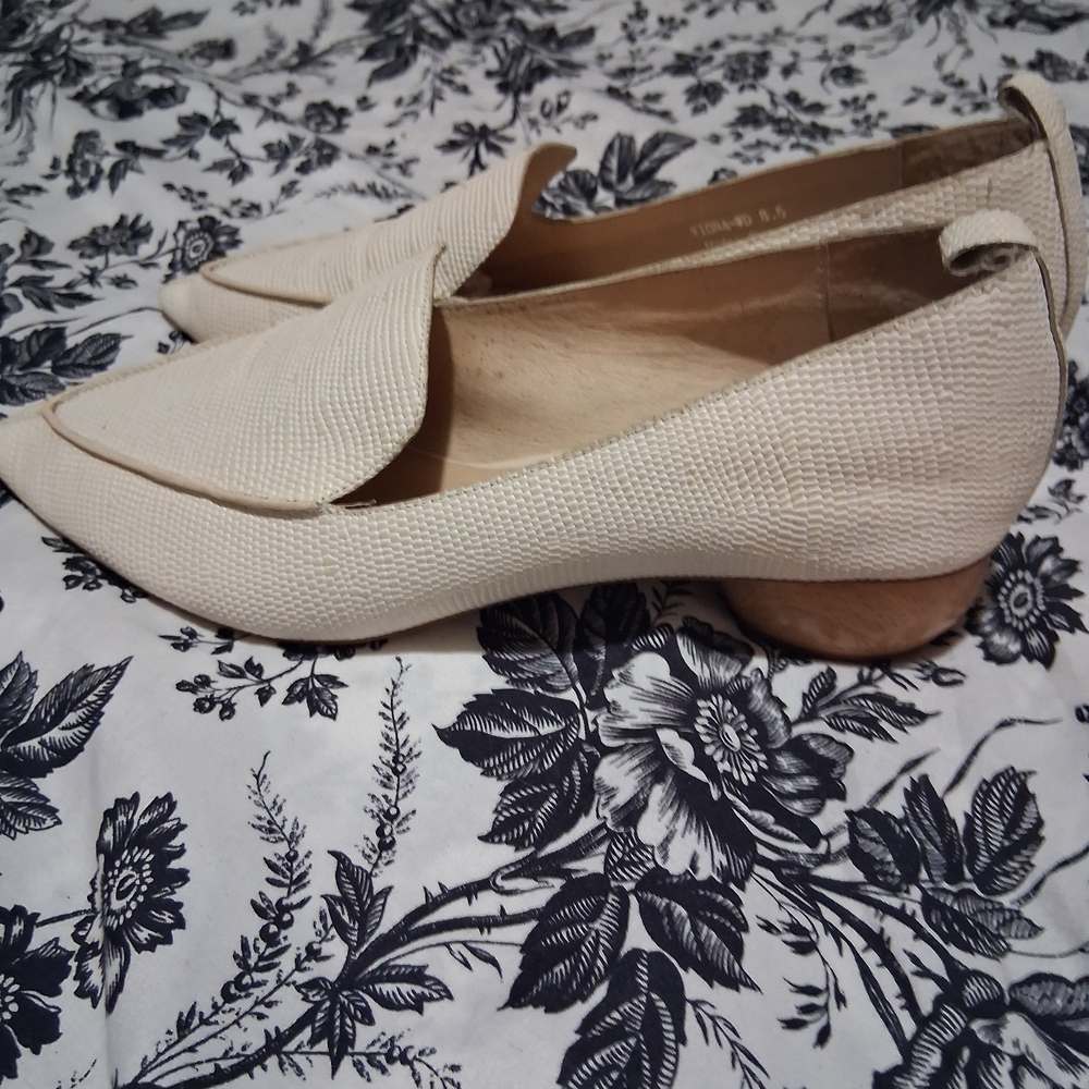 Jeffrey Campbell  Women's Pointed Toe Flats - Picture 8 of 8
